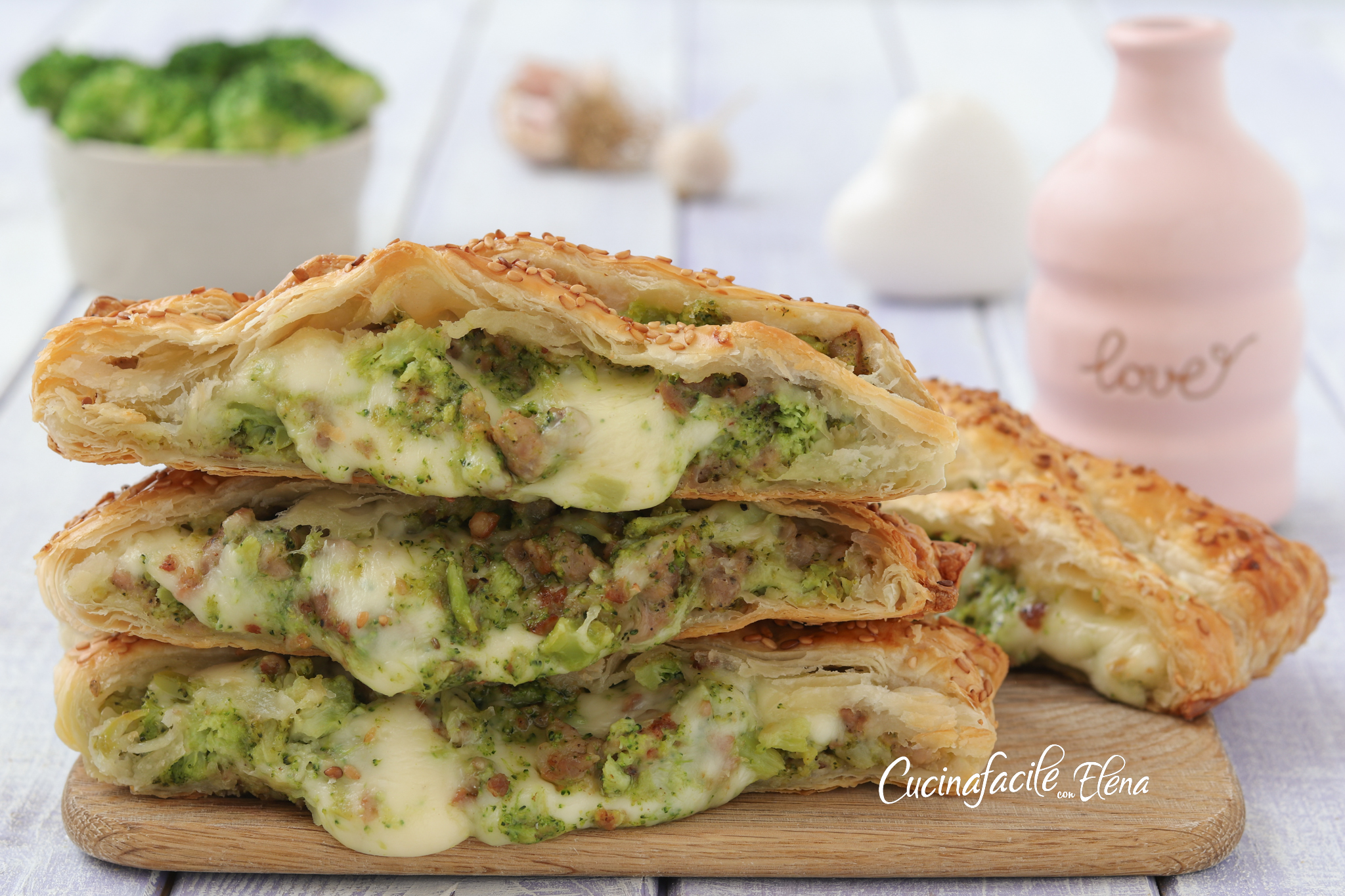 Hartige taart met broccoli en worst