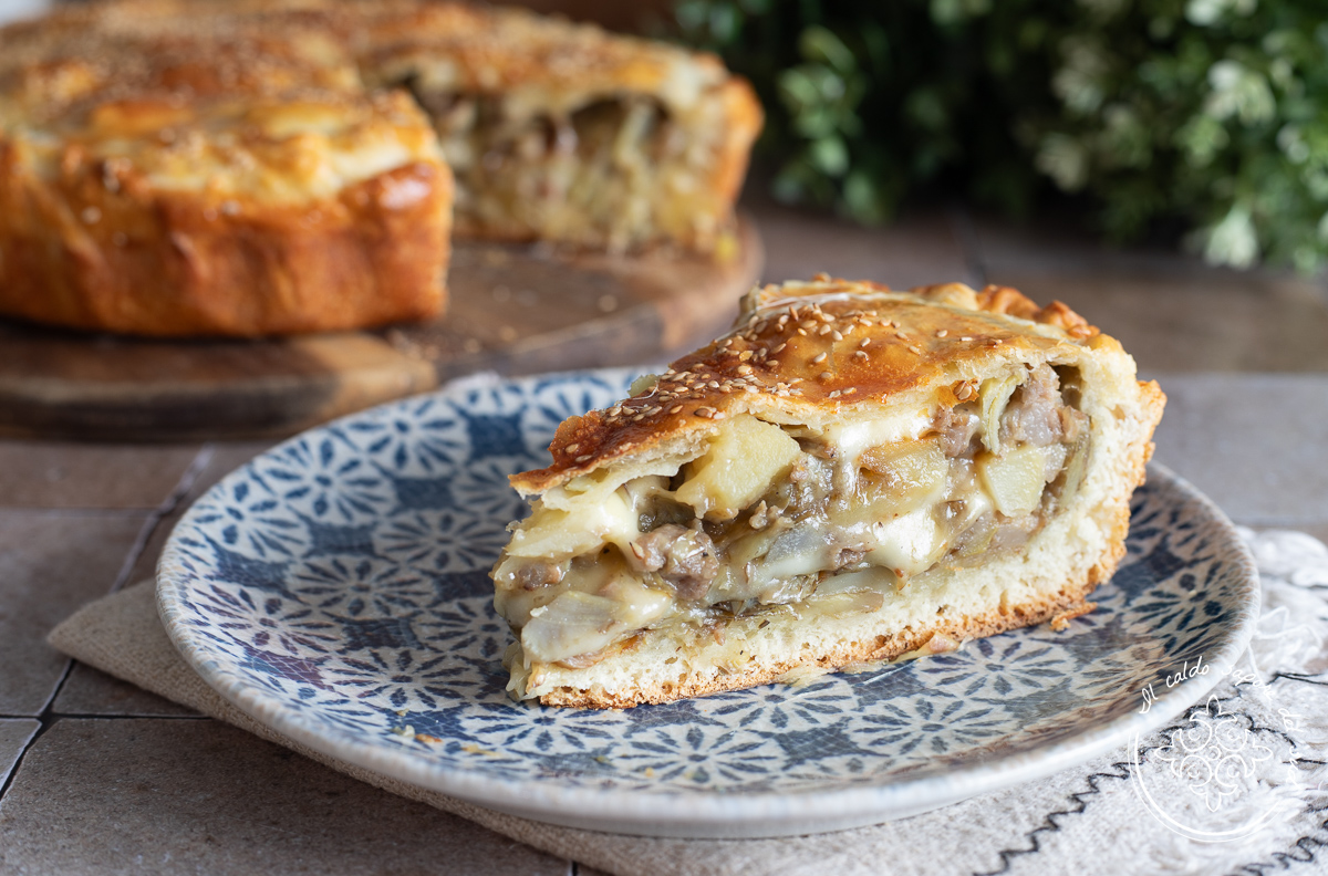 Hartige taart met artisjokken, aardappelen en Italiaanse worst