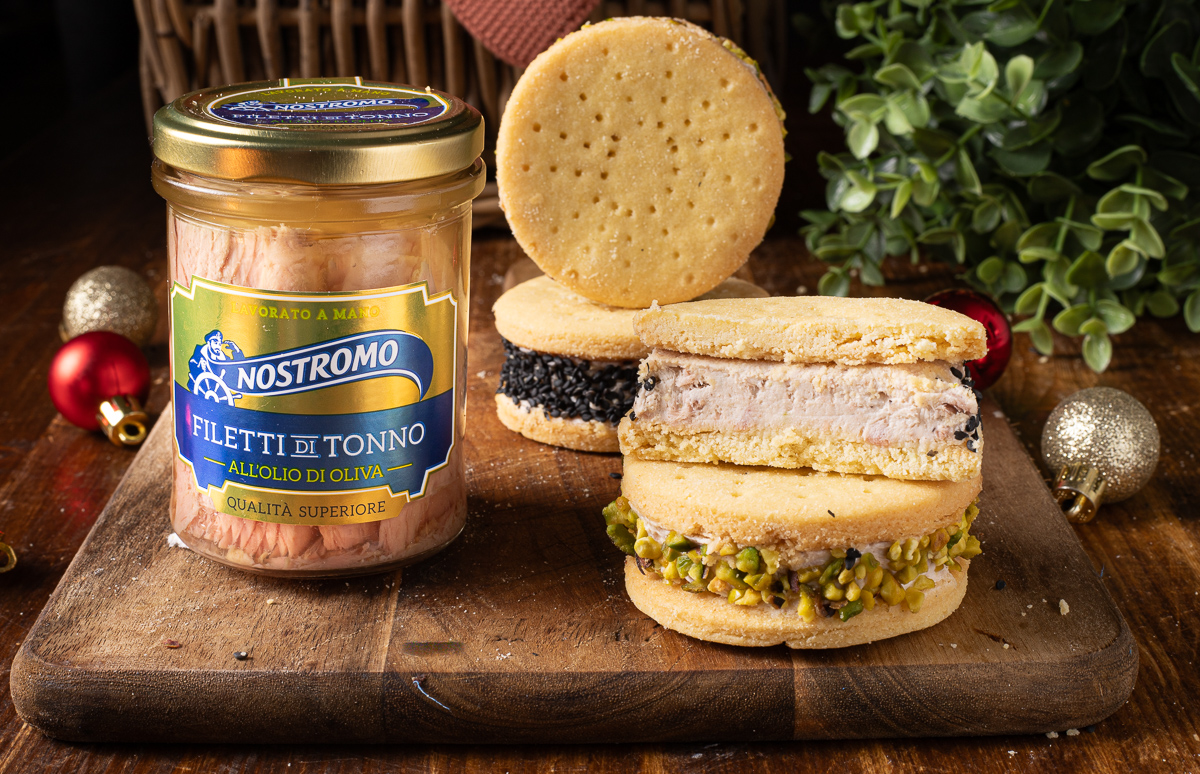 Hartige koekjes gevuld met tonijncrème