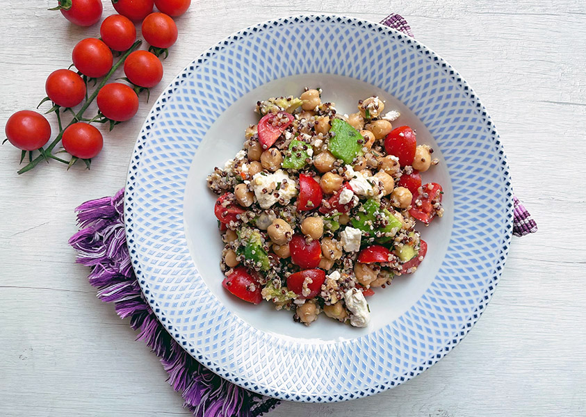 Quinoa met kikkererwten, feta en cherrytomaten