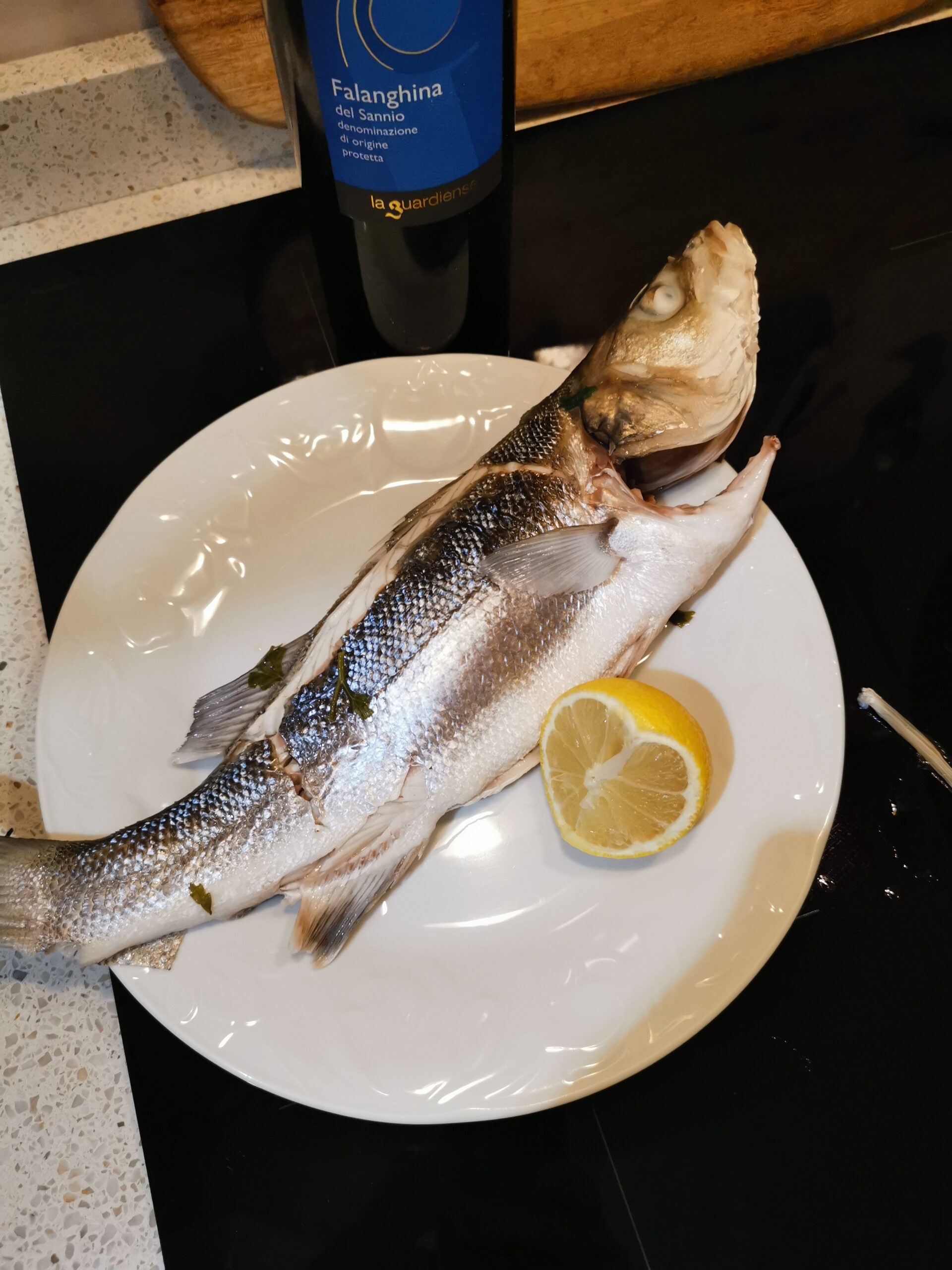 Zeebaars met knoflook en peterselie