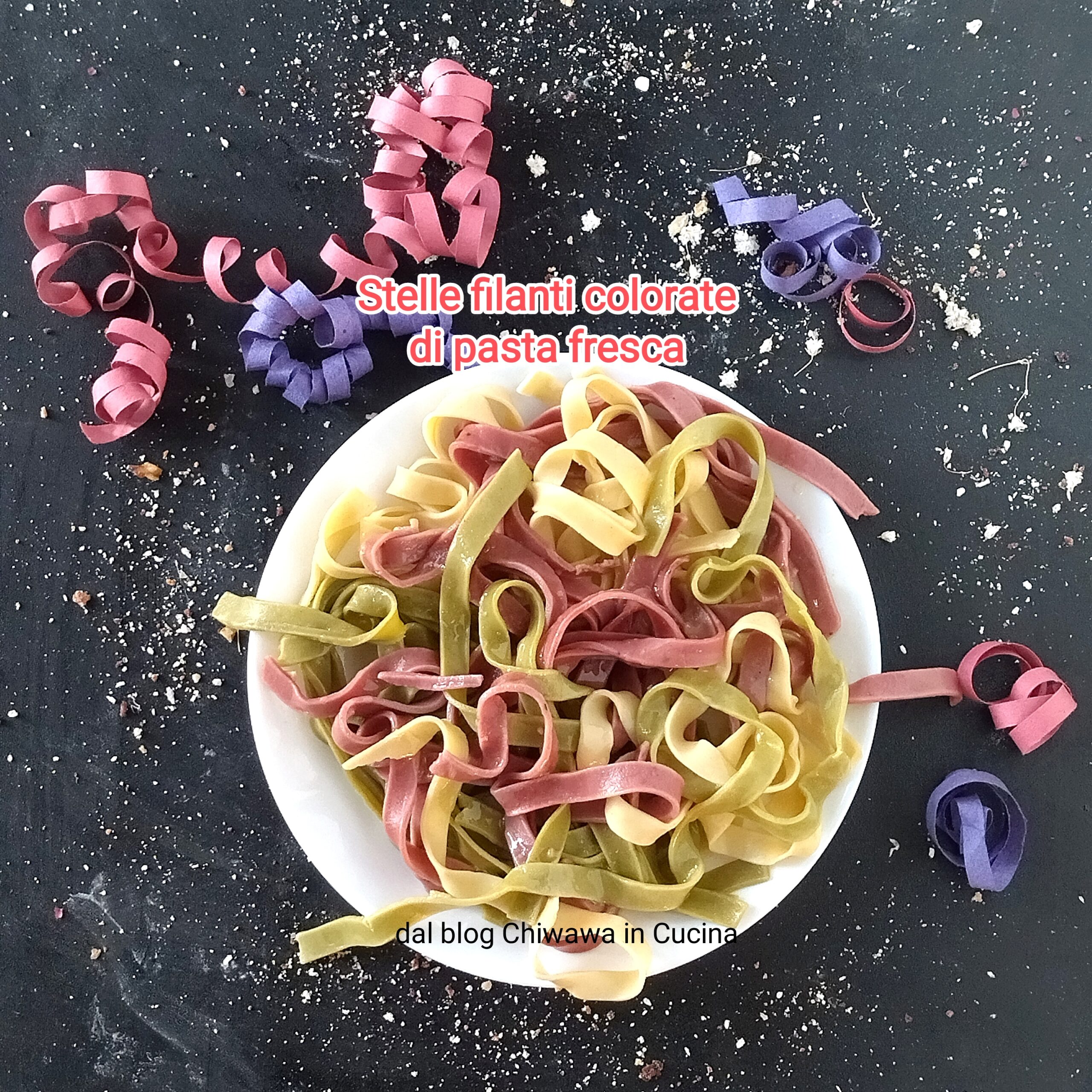 Gekleurde serpentine van verse pasta