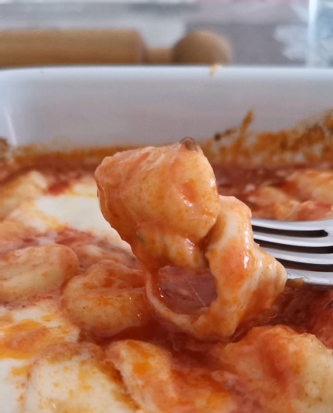 Gnocchi met saus en mozzarella