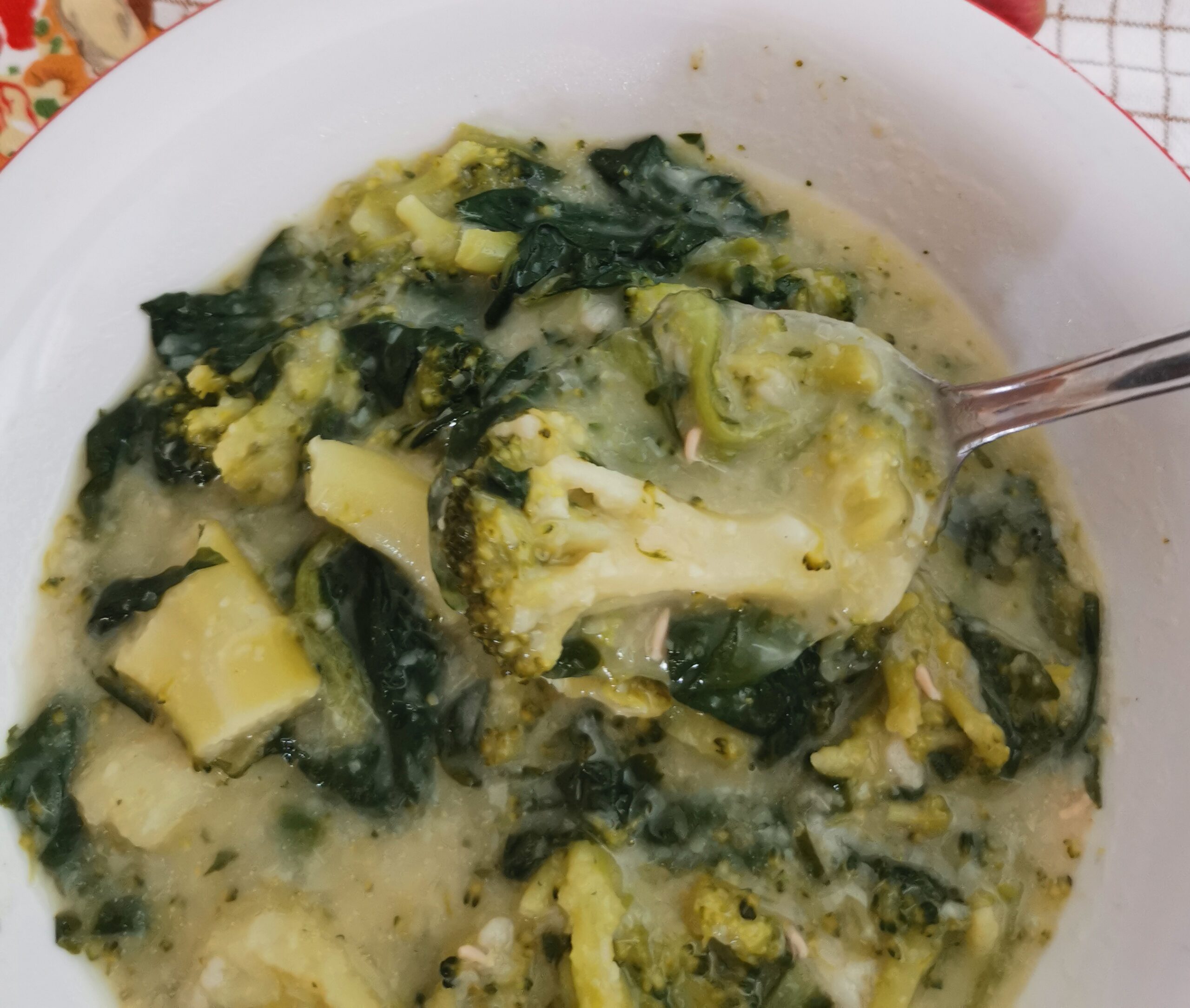 Soep met bonen, snijbiet en broccoli