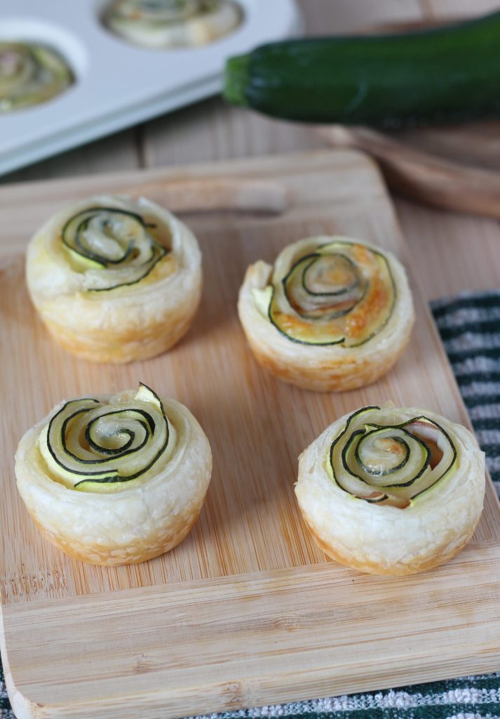 bladerdeegrozen met courgette, spek en scamorza