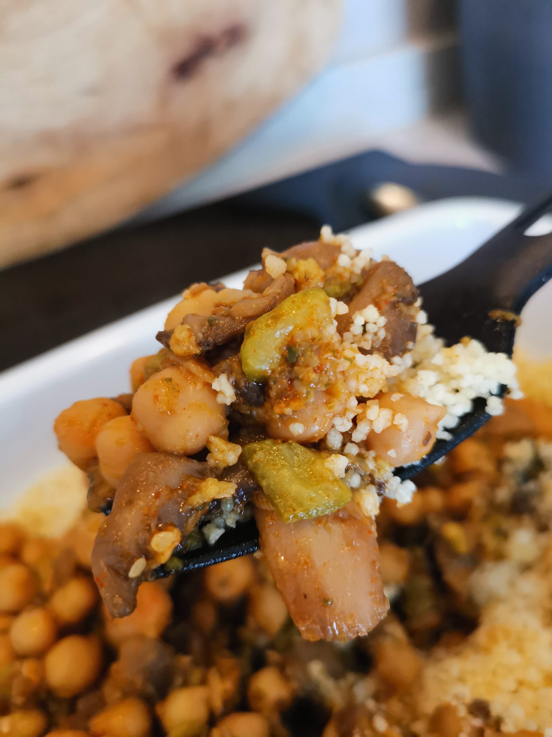 Couscous met kikkererwten, champignons en courgettes