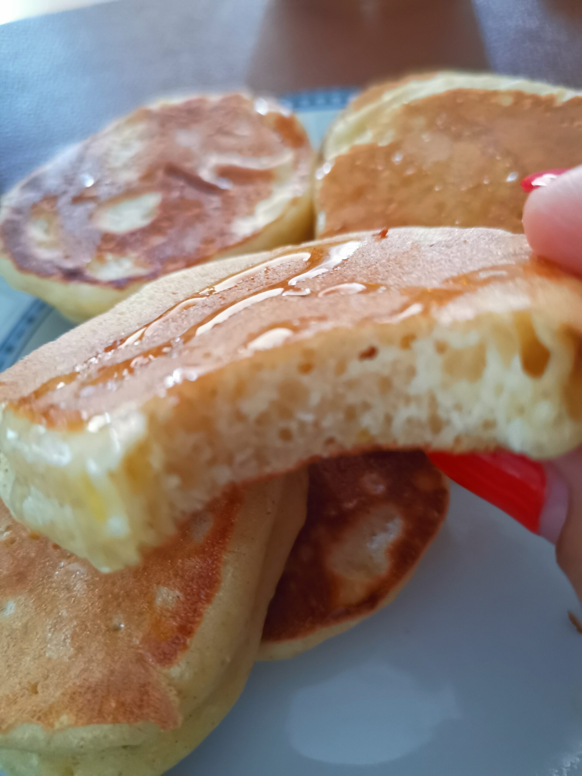 Hoge luchtige pannenkoeken met yoghurt