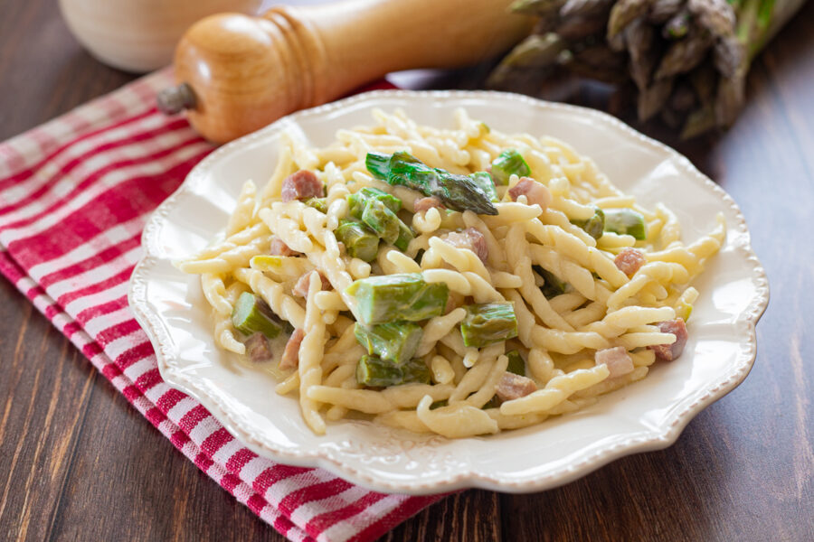 Pasta met asperges, pancetta en room