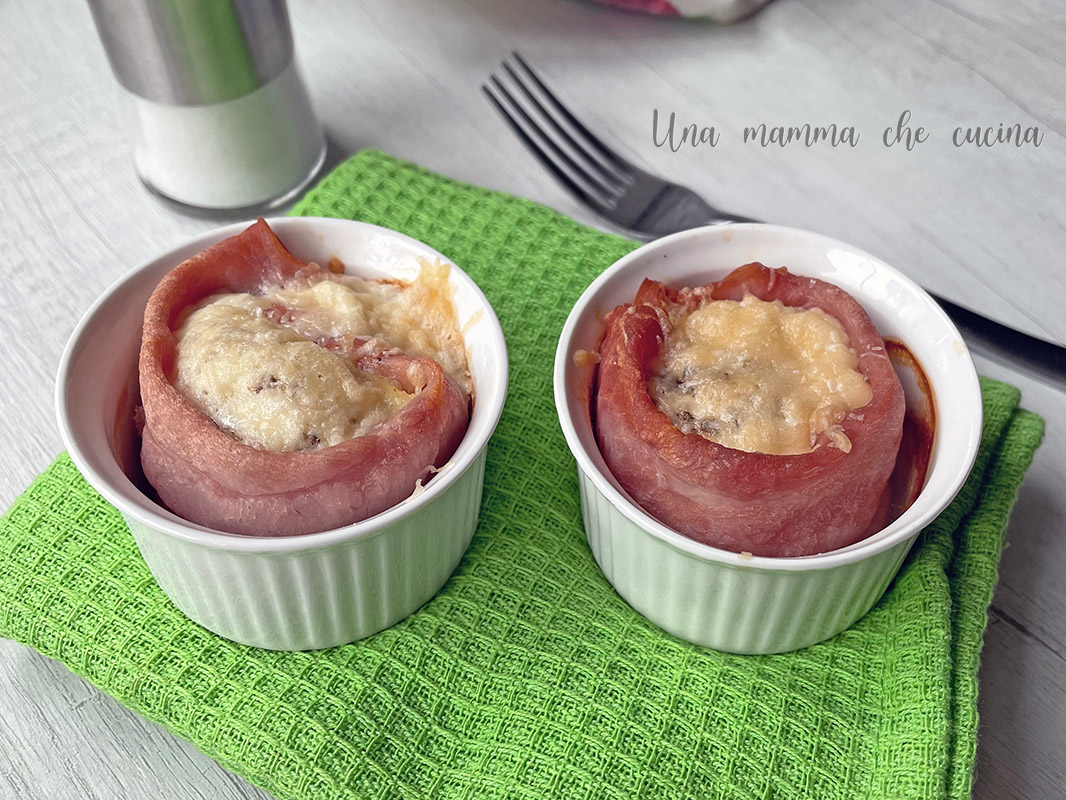 Ei met ham in een bakje in een airfryer