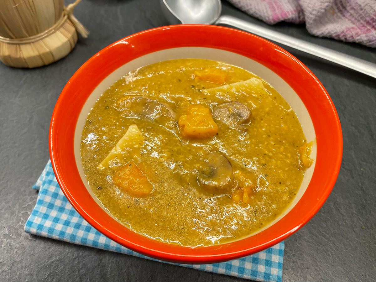 Pompoen- en champignonsoep met maltagliati