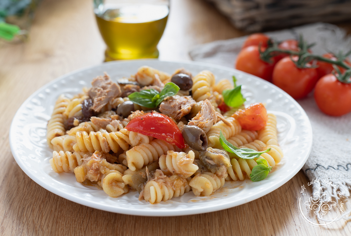Pasta met tonijn en aubergines op Siciliaanse wijze
