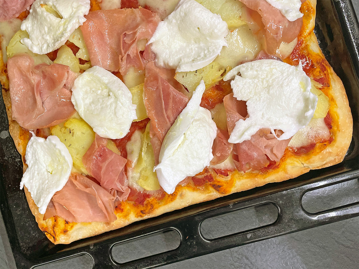 Pizza met porchetta, aardappelen en buffelmozzarella