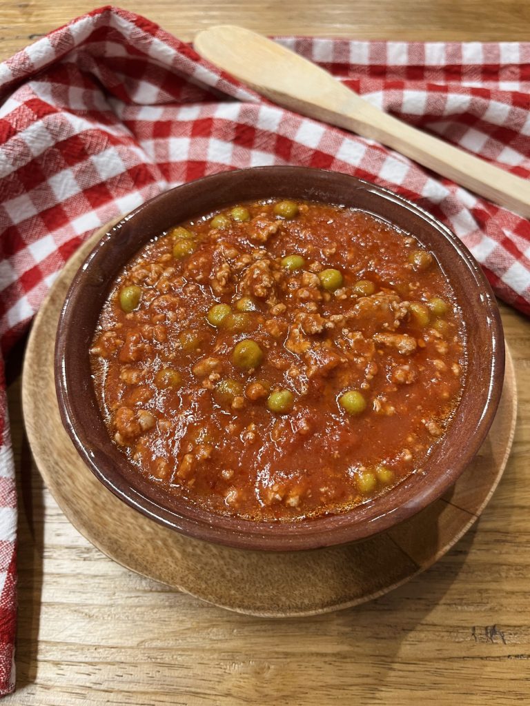 Ragù van vlees en doperwten