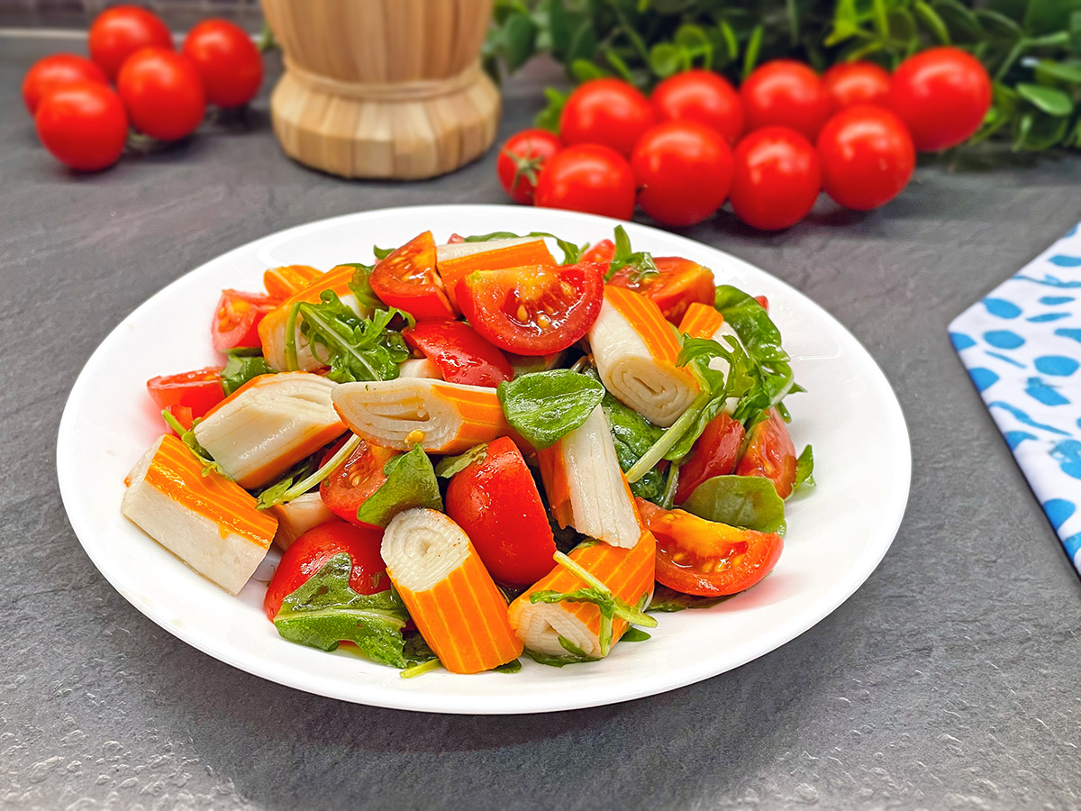 Surimisalade met rucola en cherrytomaten