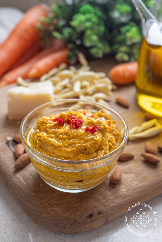 romige wortelpesto met amandelen en Parmezaanse kaas, klaar