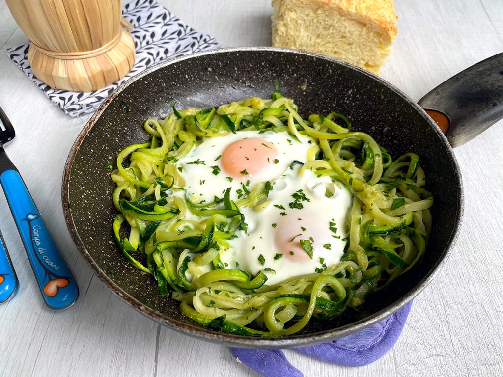 Courgettes met eieren in de pan