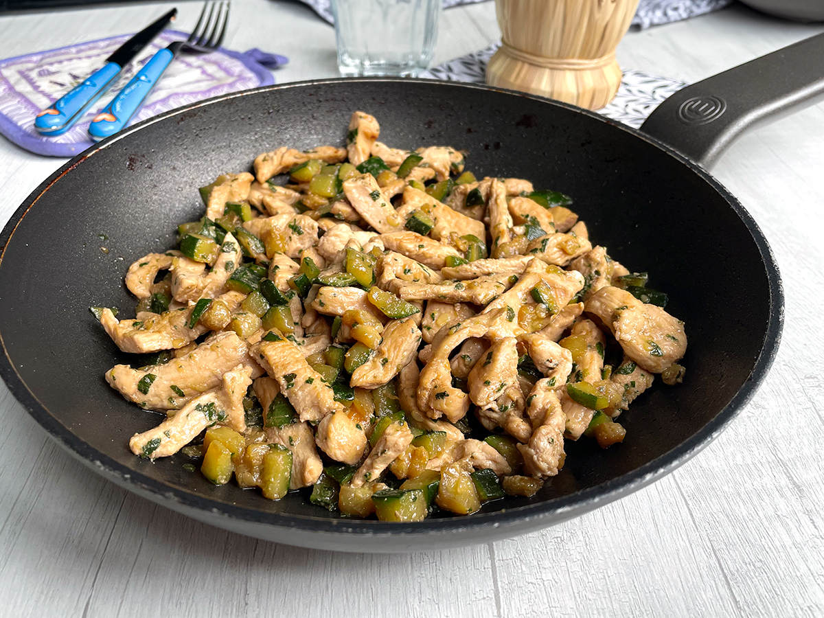 Kip en courgette blokjes in de pan