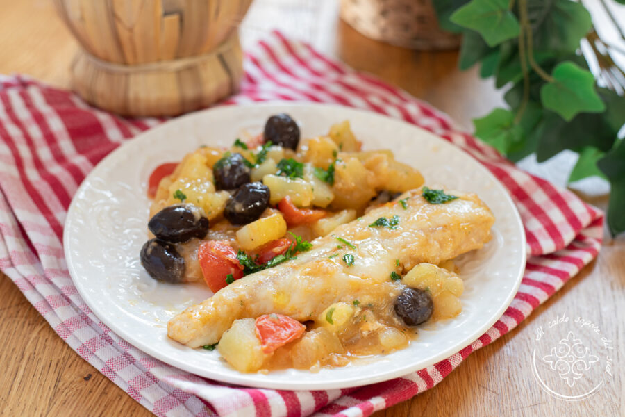 Kabeljauw in de pan met aardappelen en olijven