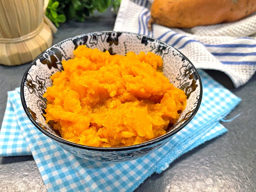 In de pan geplette zoete aardappelen