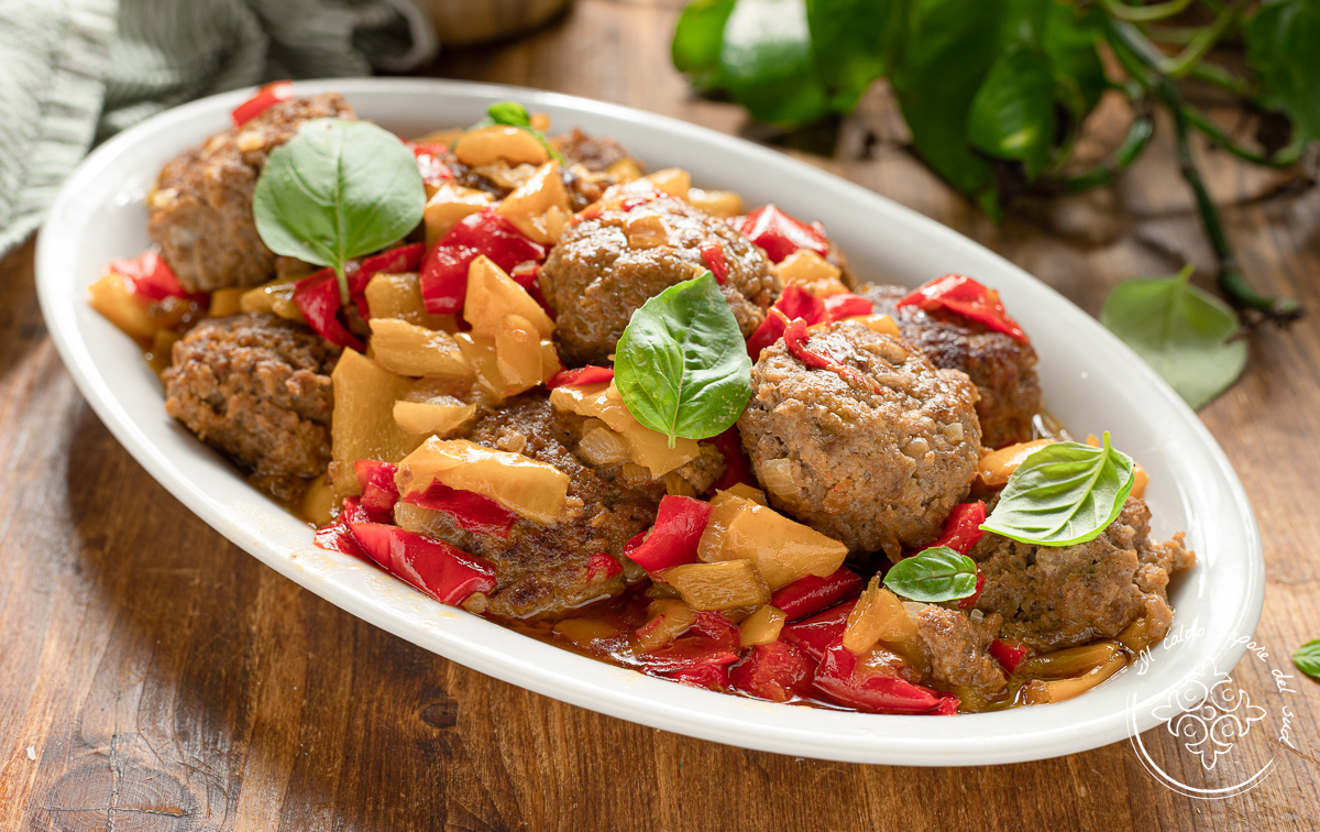 Gehaktballetjes met paprika in de pan