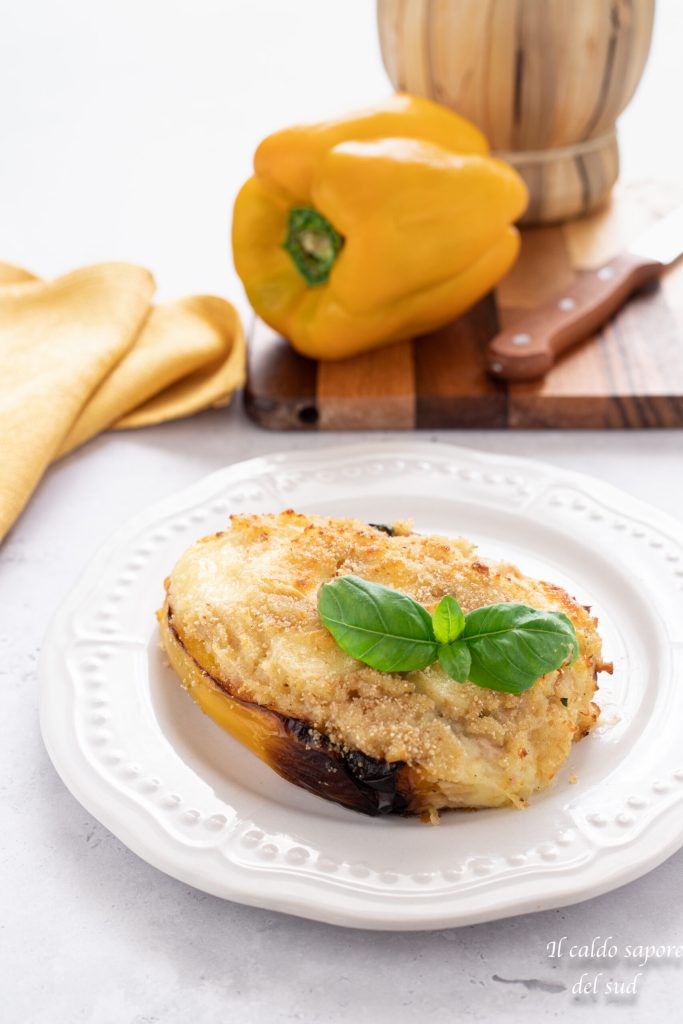 Hoe gevulde paprika's met tonijn en aardappel uit de oven te maken