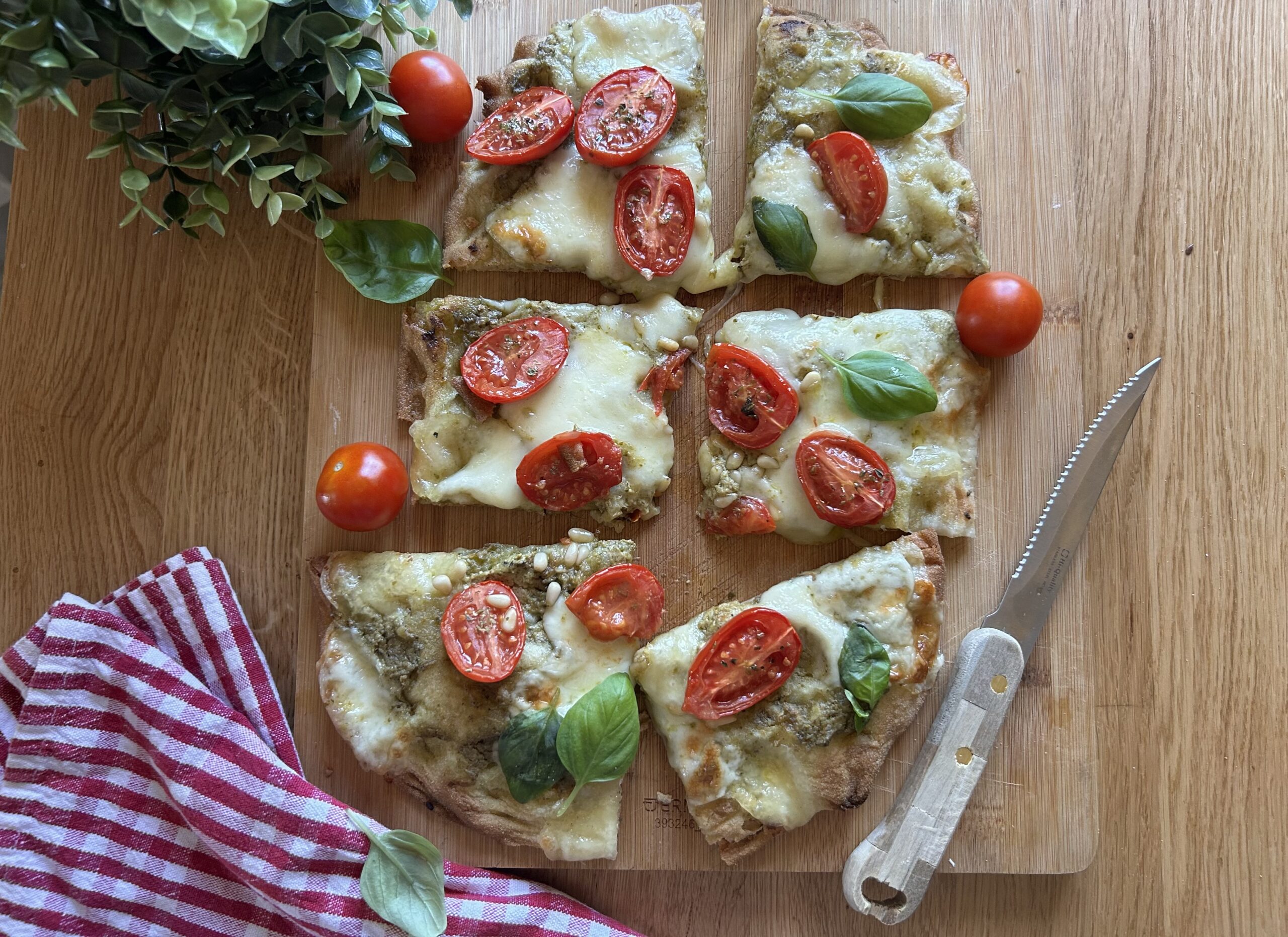 Pinsa met pesto en cherrytomaatjes