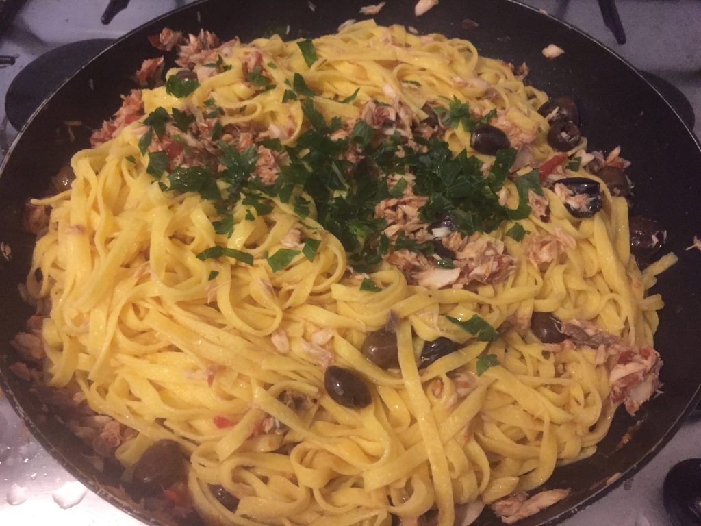 tagliatelle met makreel en rosatelle olijven