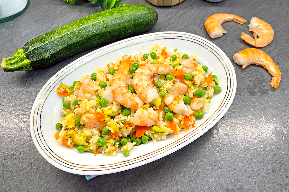 Rijstsalade met garnalen en groenten