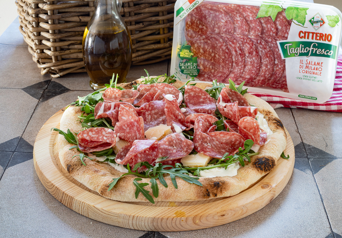 Witte pizza met stracciatella en Salame di Milano Citterio
