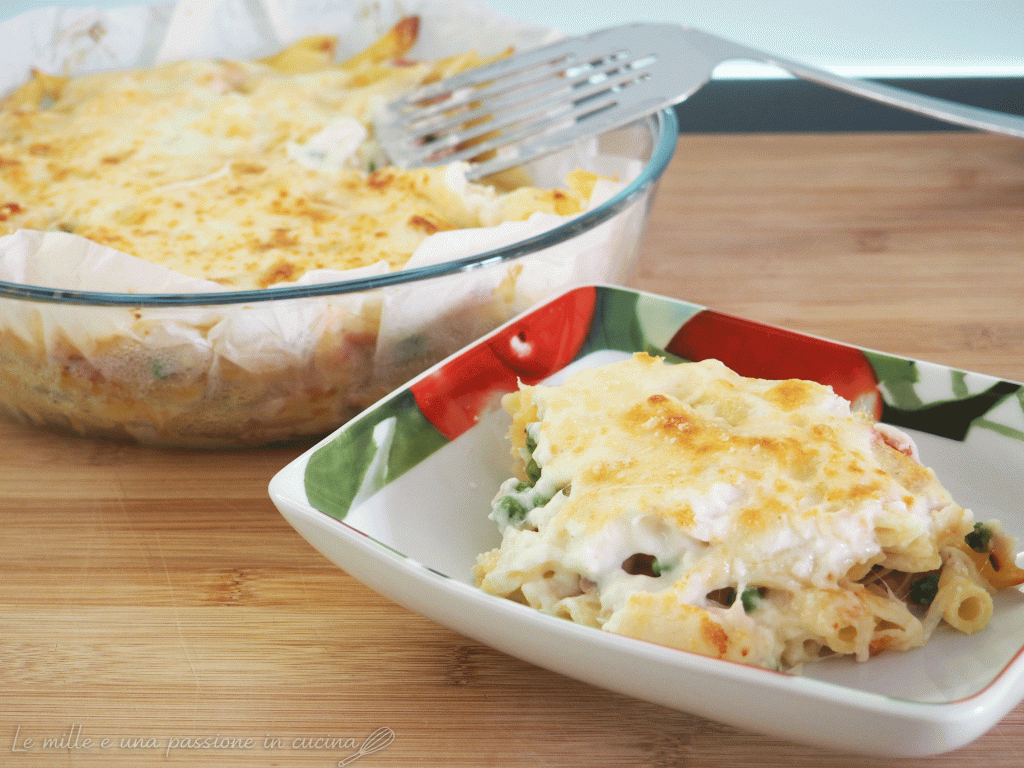 Ovenschaal en bord ovenpasta met ham en erwten