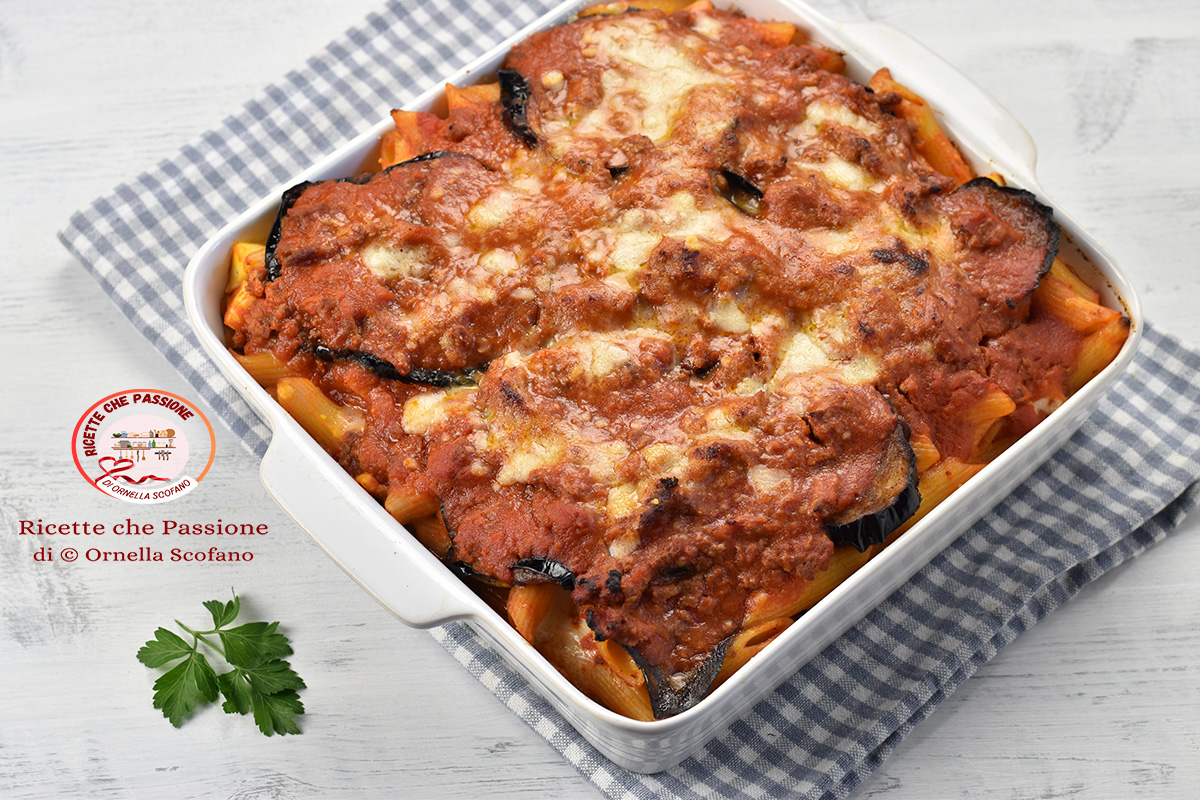 Ovenschotel van de lekkerbek met ragu en gefrituurde aubergines