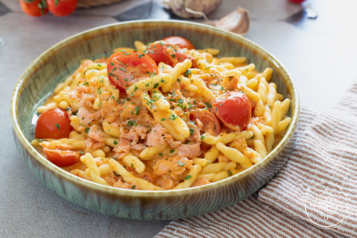 Pasta met gerookte zalm en cherrytomaatjes