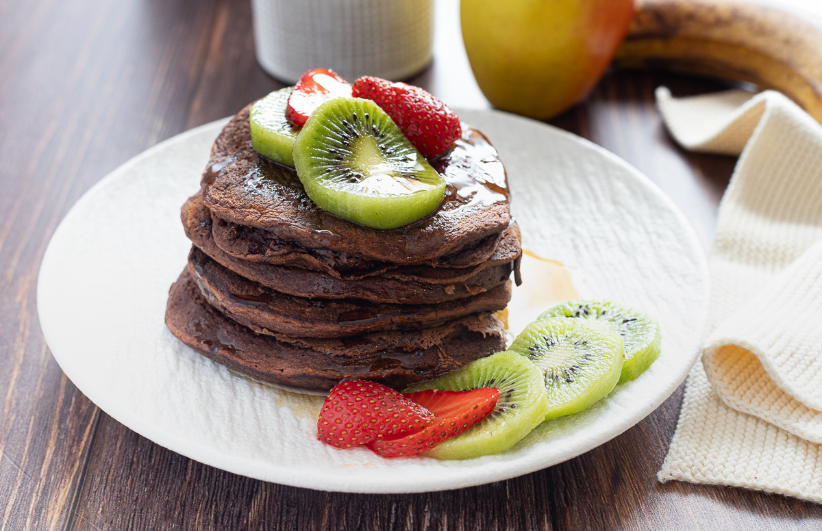 Lichte pannenkoeken met banaan en cacao