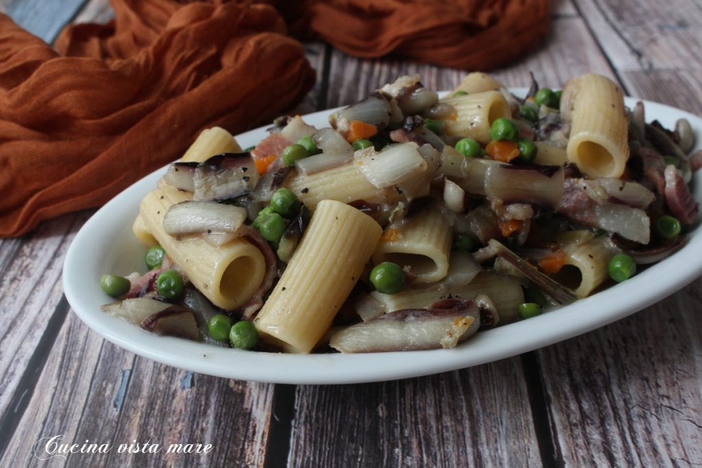 Pasta met erwten, guanciale en radicchio Cucina vista mare