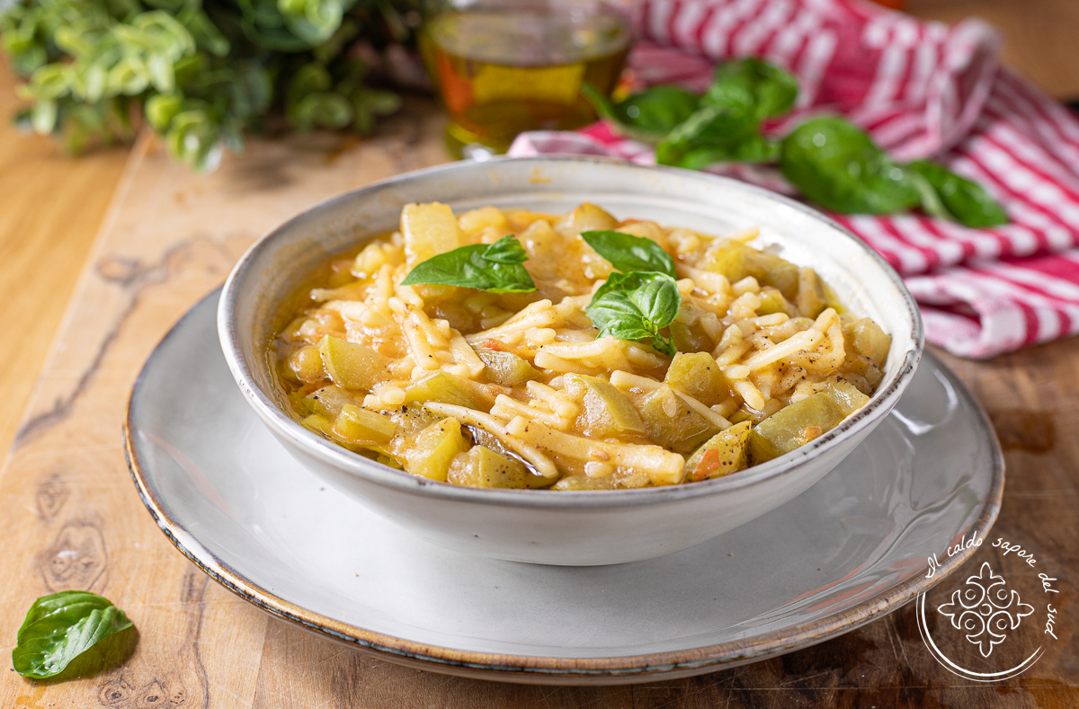 Pasta met lange courgette