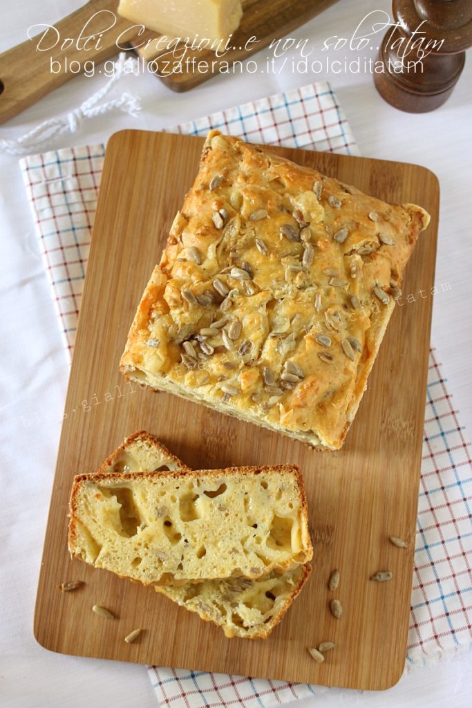 Rustieke hartige cake met kaas en zonnebloempitten