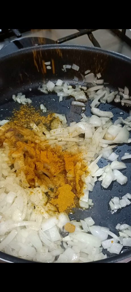 Bak knoflook, gesnipperde ui en specerijen