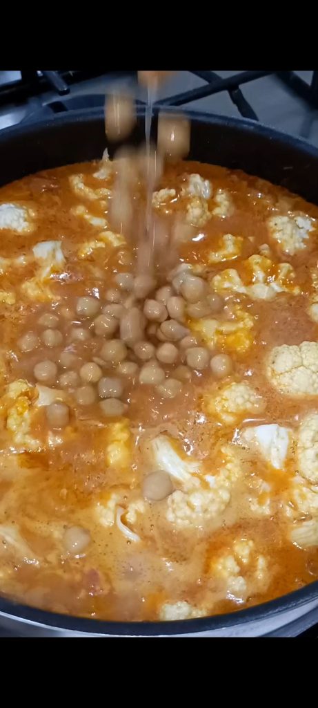 Voeg uiteindelijk de kikkererwten toe