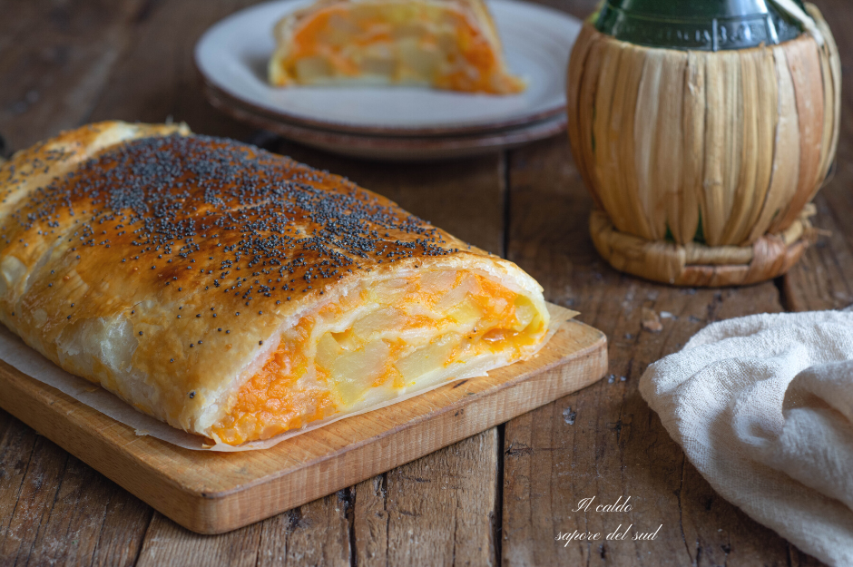 Hartige pompoen- en aardappelstrudel met bladerdeeg