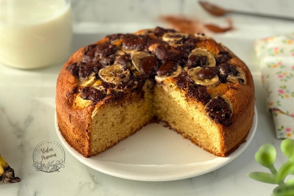 Zachte Banaan en Chocolade Cake net uit de oven in een vorm van 22 cm, klaar om te serveren