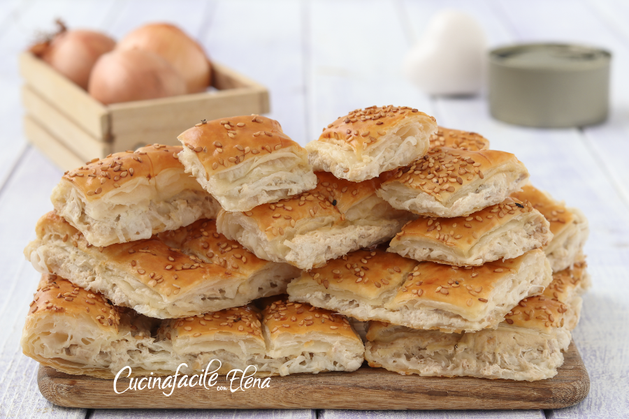 Zoute koekjes met tonijn en ui