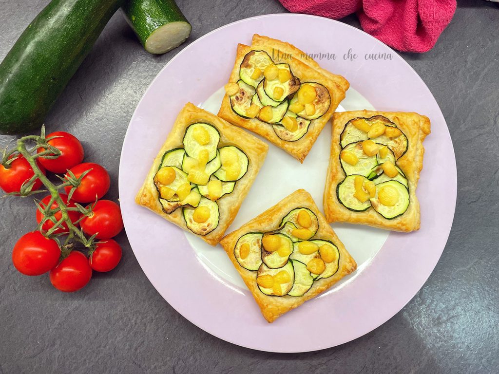 Bladerdeeggebakjes met courgette en pecorino