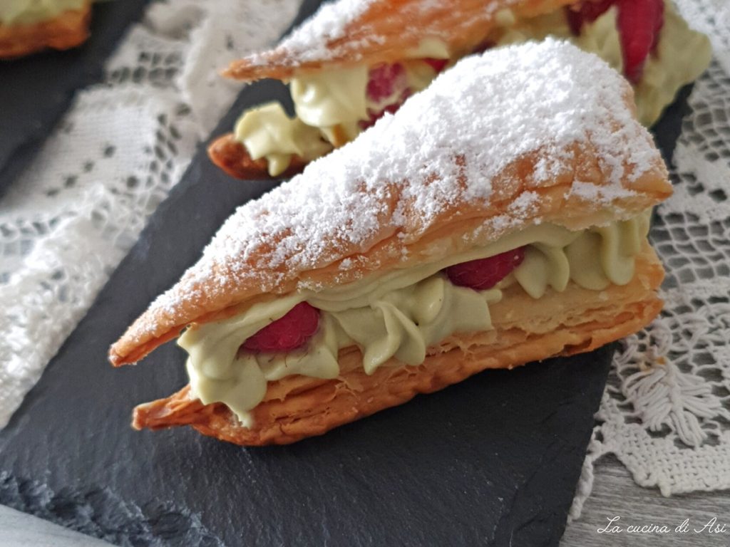 bladerdeegdriehoeken met pistachecrème en frambozen