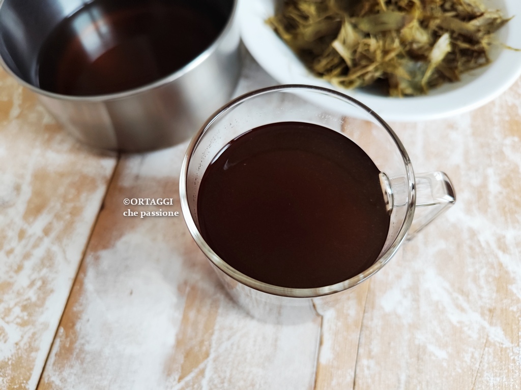 bouillon of thee van kookwater van artisjokresten