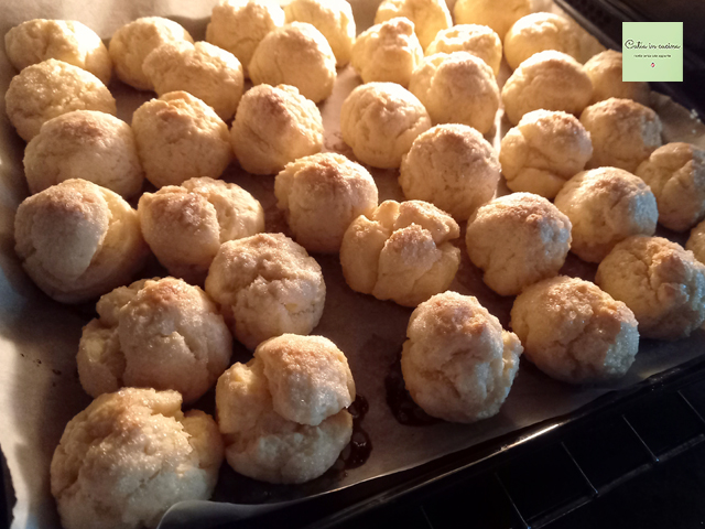 gebakken castagnole vers uit de oven