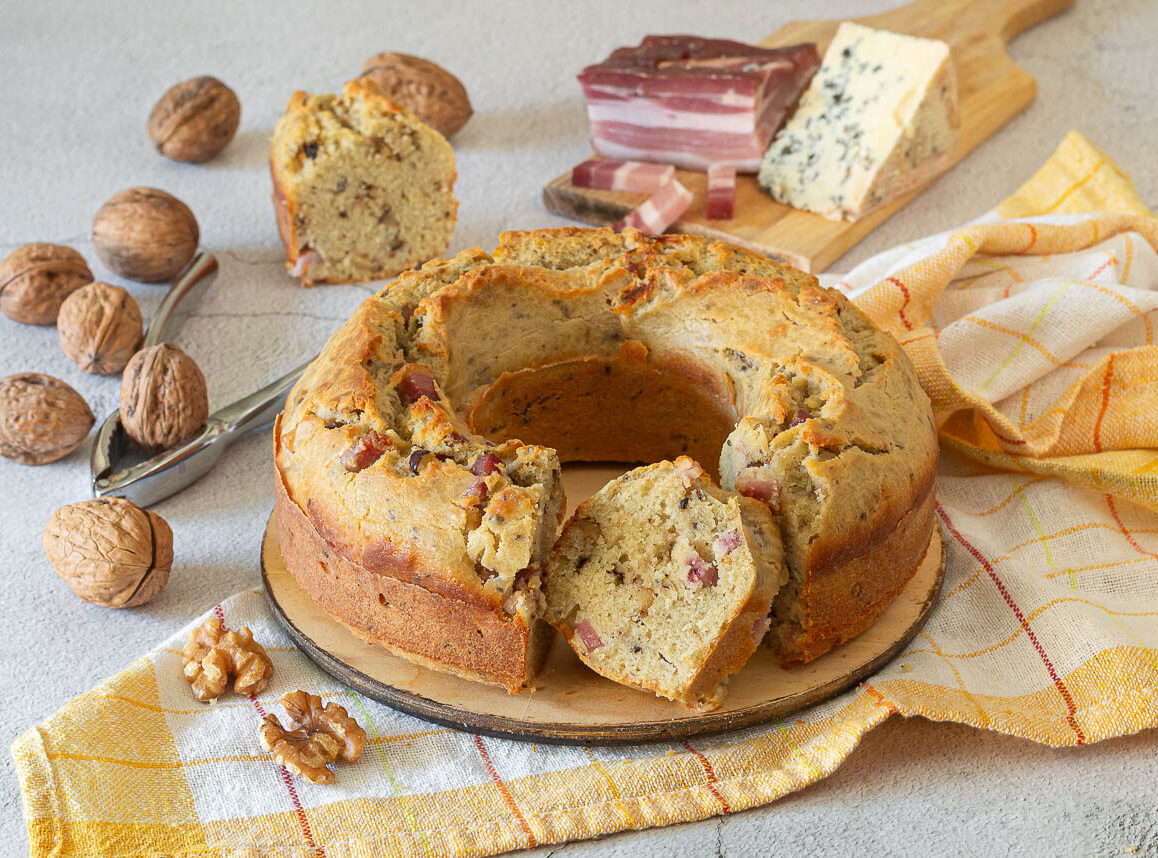 Hartige ciambella met gorgonzola, pancetta en walnoten
