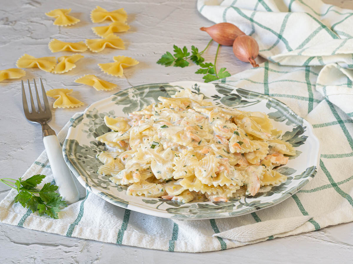 Farfalle zalm en room