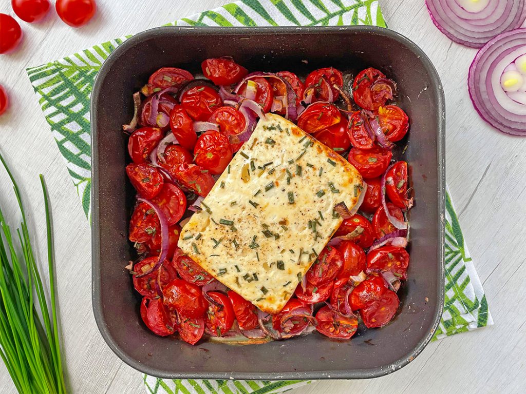 Feta met cherrytomaatjes en uien in de airfryer