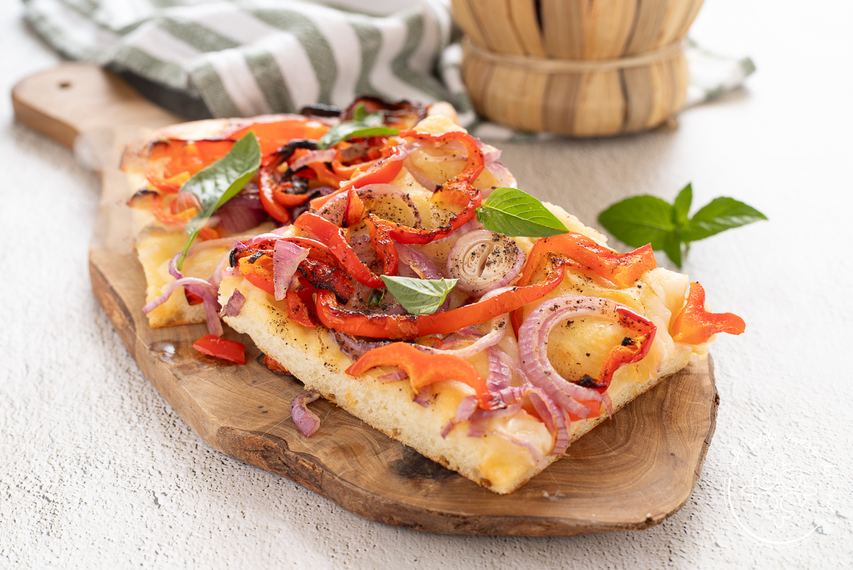 Focaccia met paprika en uien