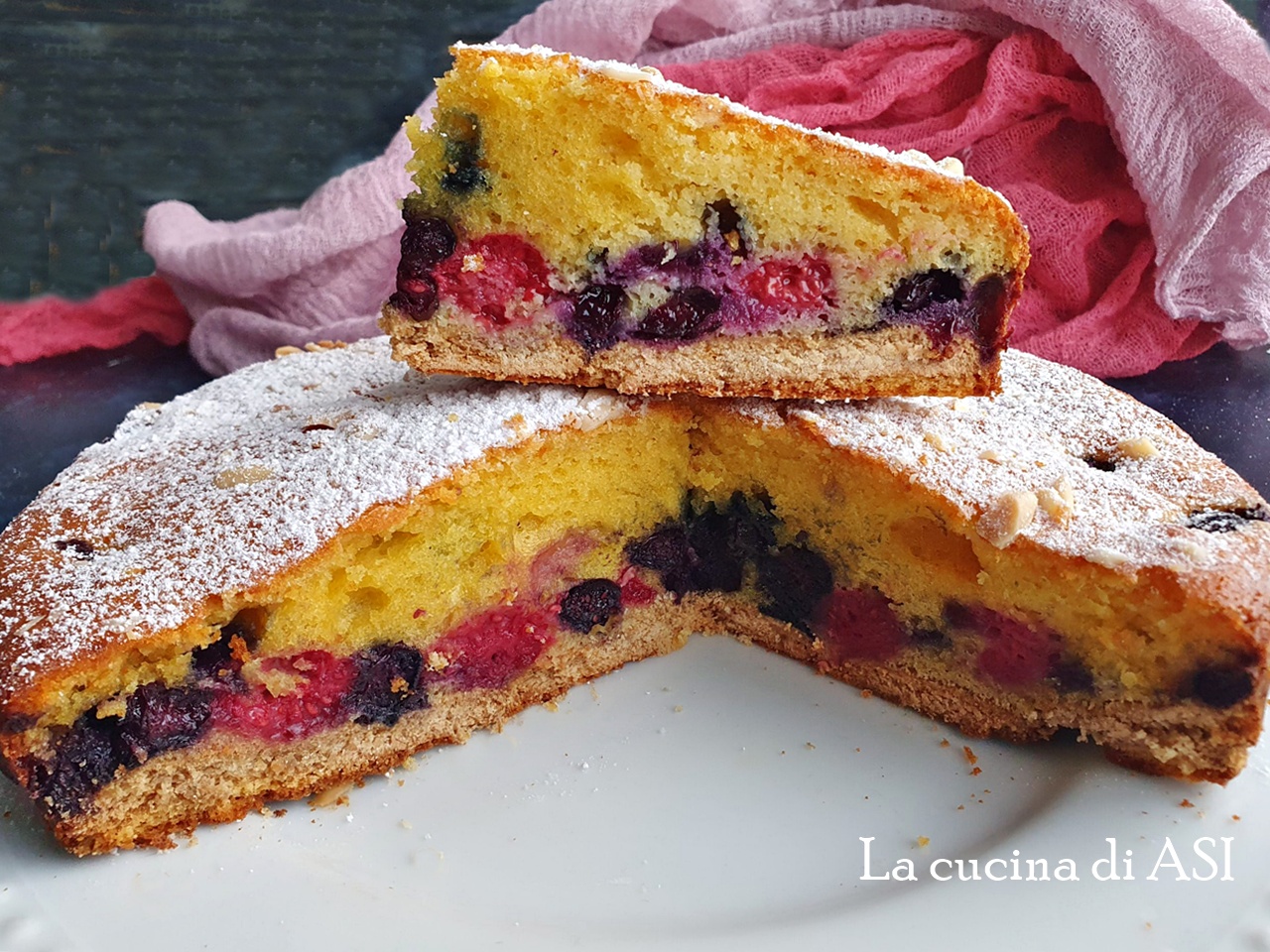 Gebak van koekjes en fruit uit de oven